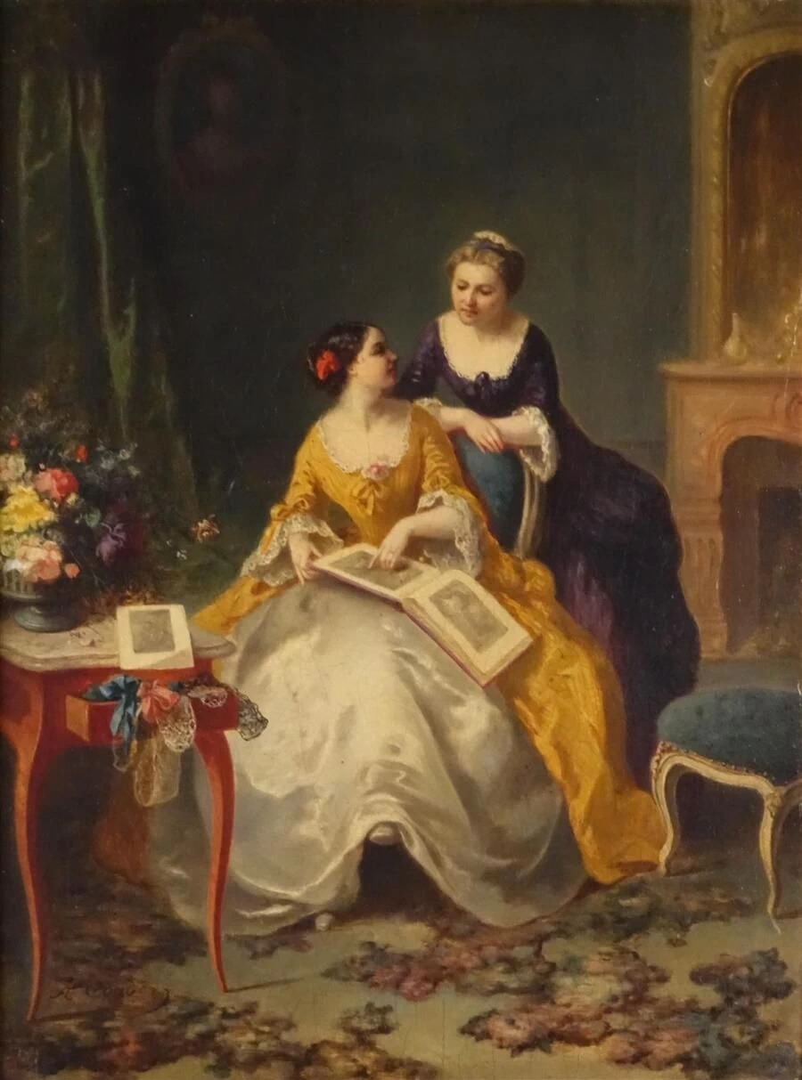 Due donne eleganti in un salotto sfogliano un album
